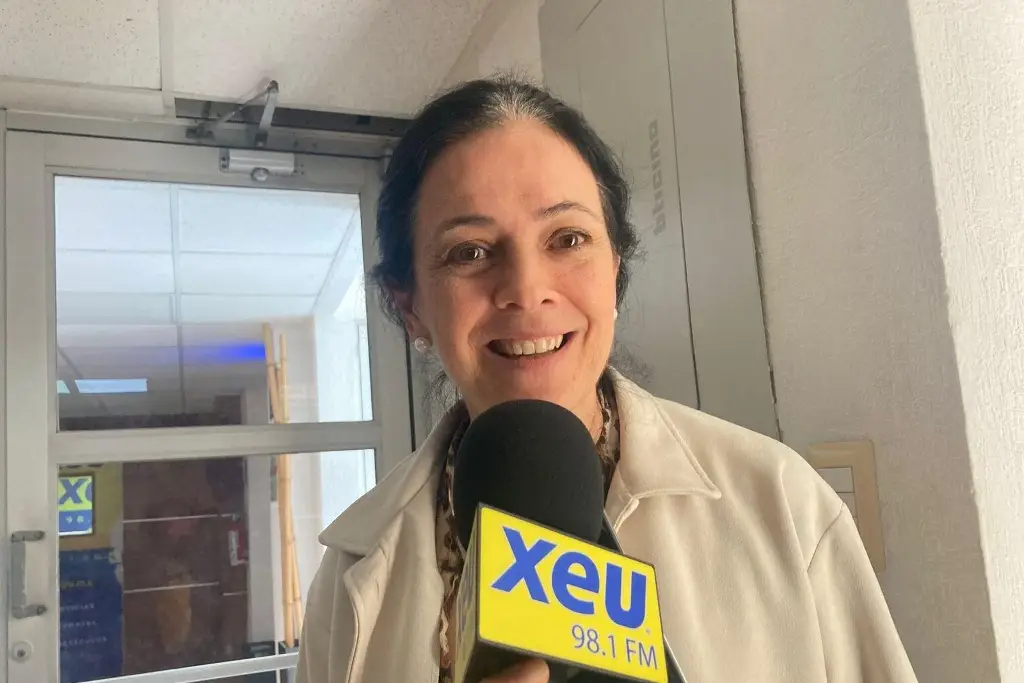 Imagen Arancha Arbulu, colaboradora de la XEU, festeja los 94 años de aniversario de la radio 