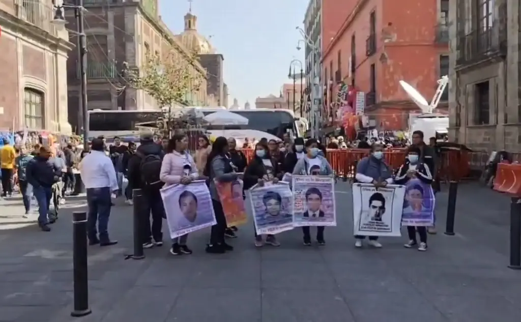 Imagen Sheinbaum sostiene primera reunión con padres de 43 normalistas de Ayotzinapa