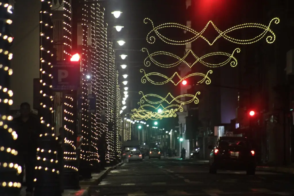 Imagen Las luces de Navidad iluminan avenida Independencia de Veracruz