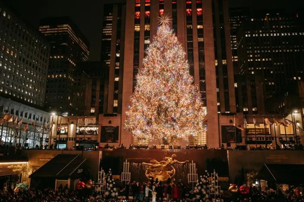 Imagen Árbol del Rockefeller se ilumina en Nueva York al ritmo de Thalía y Kelly Clarkson