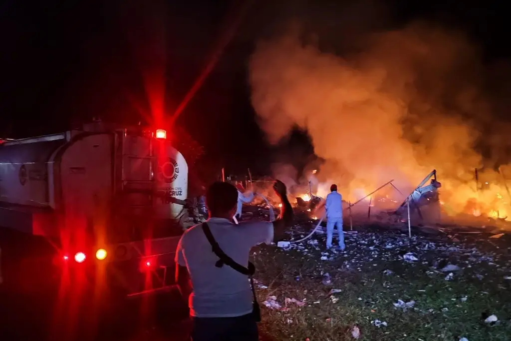 Imagen Controlado el incendio en puestos de pirotecnia; no hay lesionados