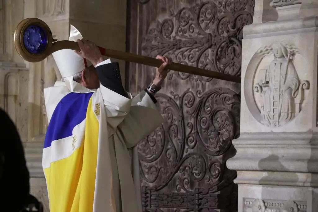 Imagen ¿Por qué reabrió la catedral de Notre Dame con 3 bastonazos del arzobispo de París?