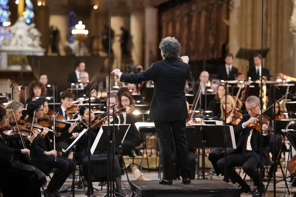 Imagen Él fue el privilegiado de dirigir a la Orquesta Filarmónica de Radio France en Notre Dame (+Video)