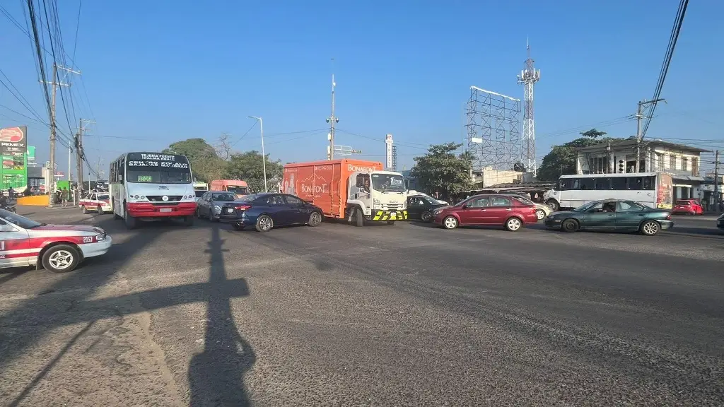 Imagen Caos vial por semáforos descompuestos en Tejeria, Veracruz