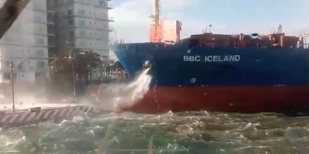 Imagen Tras fuerte norte, barco choca en malecón Veracruz (+ video)