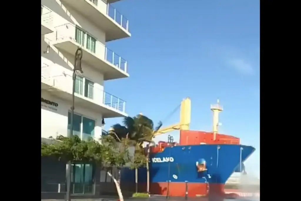 Imagen Buque daña 5 patrullas en Malecón de Veracruz; no hay lesionados: Asiponaver (+Videos)