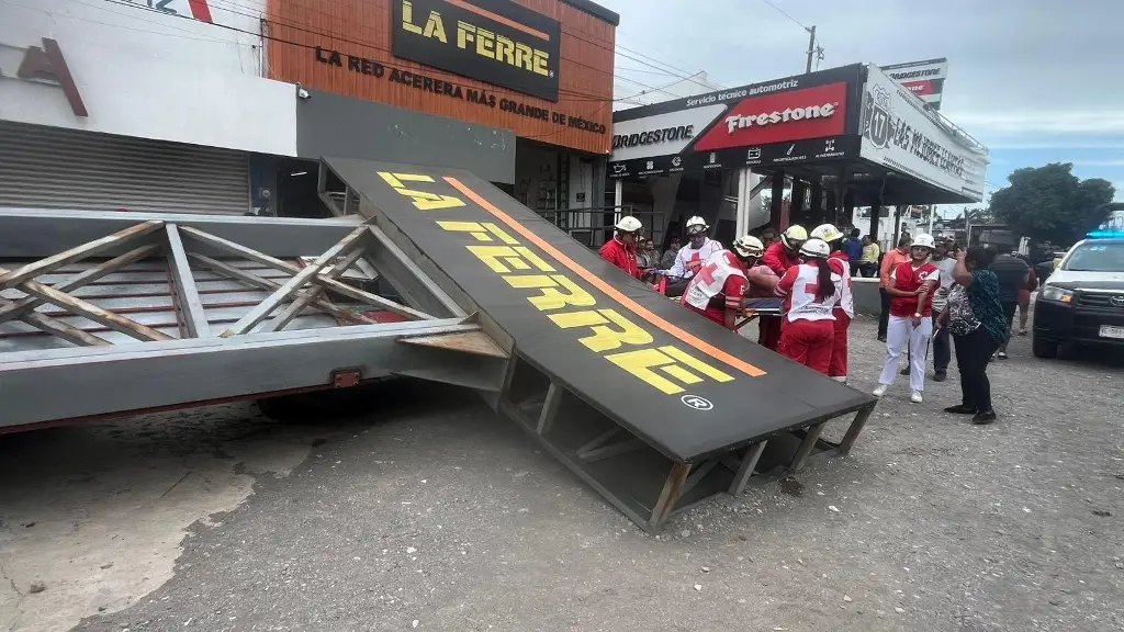 Imagen Cae anuncio sobre varios vehículos en Veracruz; hay una mujer lesionada