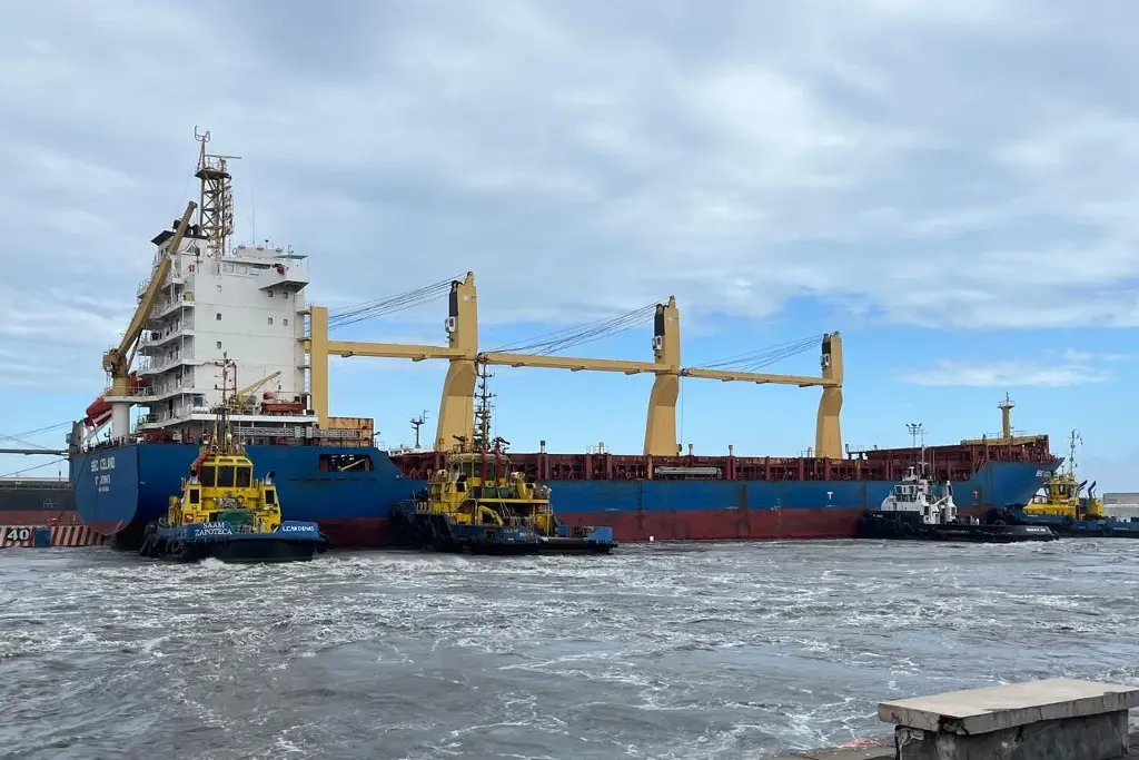 Imagen Resguardan barco que chocó contra malecón de Veracruz 