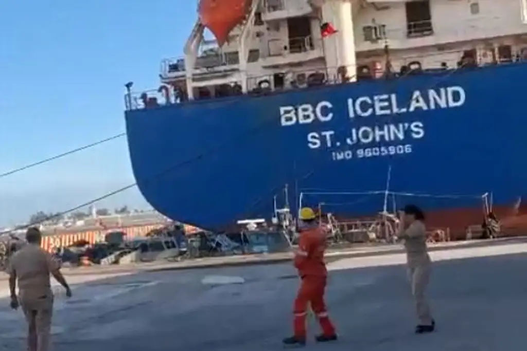 Imagen Captan momento en que barco choca contra patrullas en el puerto de Veracruz (+VIDEO)