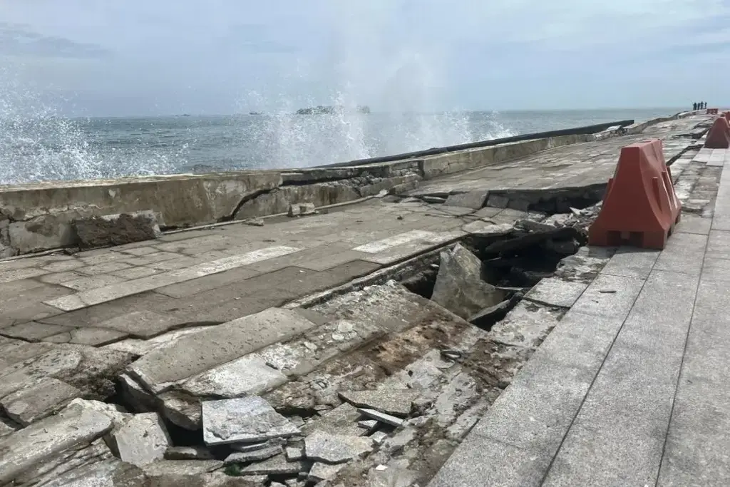 Imagen Arranca rehabilitación del tramo dañado en bulevar Ávila Camacho en Boca del Río