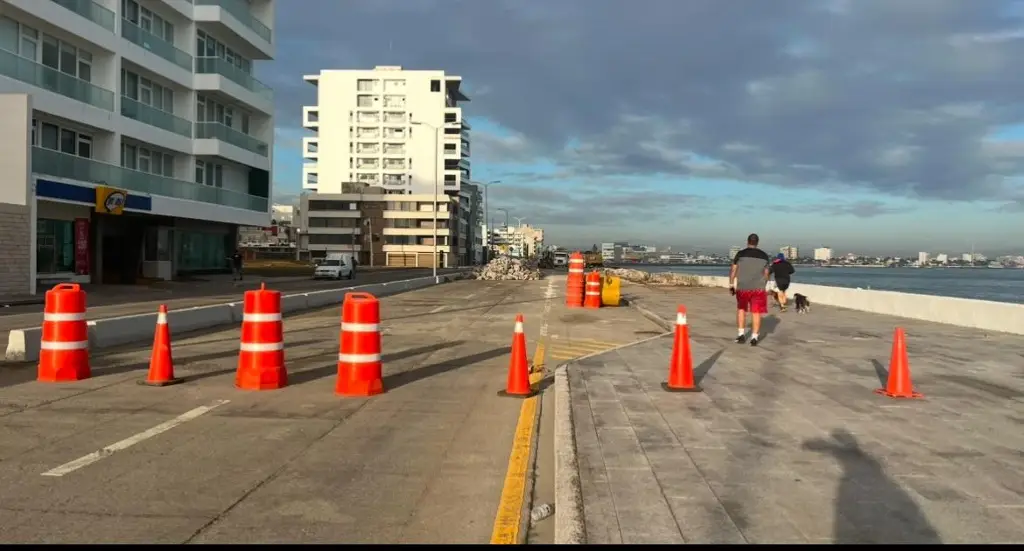 Imagen Por reparación de socavón cierran bulevar Ávila Camacho en Boca del Río 