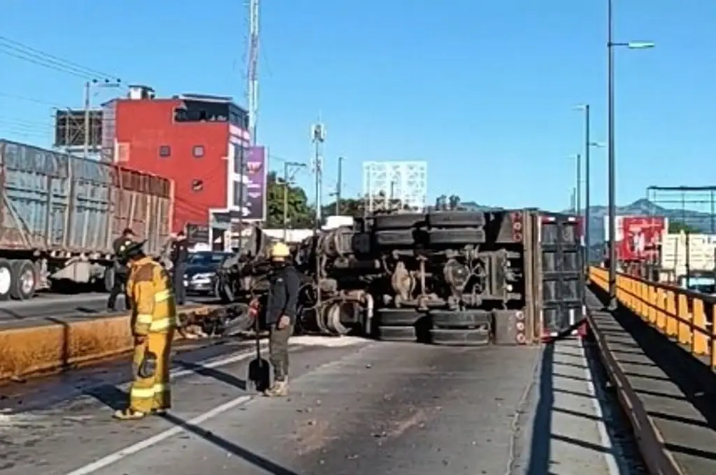 Imagen Vuelca tráiler sobre el puente Miguel Alemán en Xalapa esta mañana