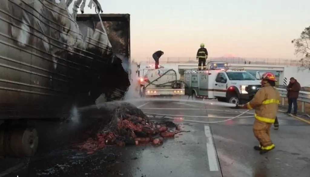 Imagen Incendio de tráiler en la Córdoba-Veracruz deja pérdidas millonarias y saqueo de mercancía