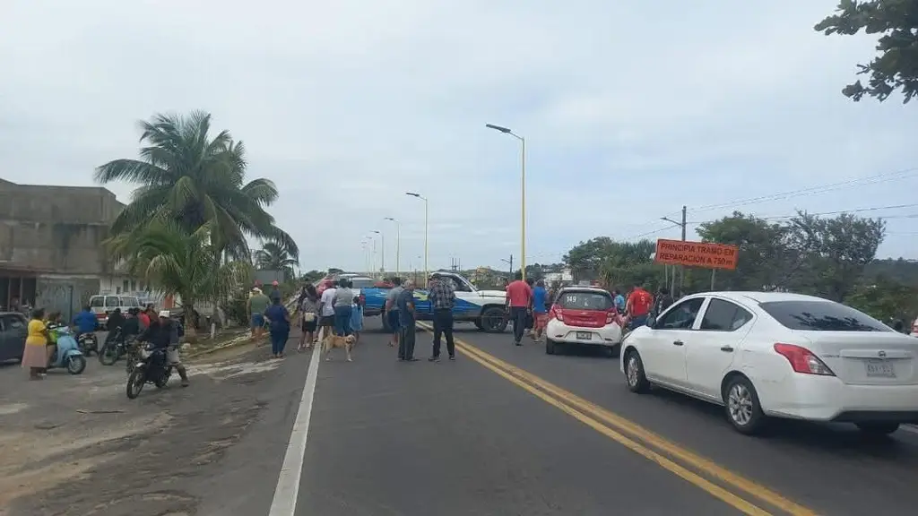 Imagen Bloquean carretera a la altura del puente de Alvarado por falta de luz 