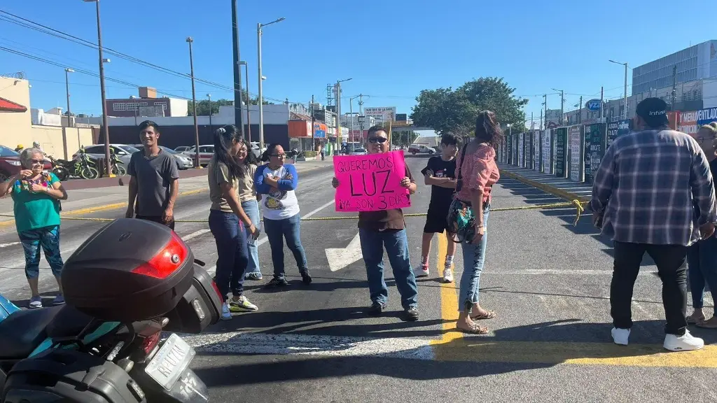 Imagen Bloquean calles por falta de energía eléctrica en avenida de Veracruz 