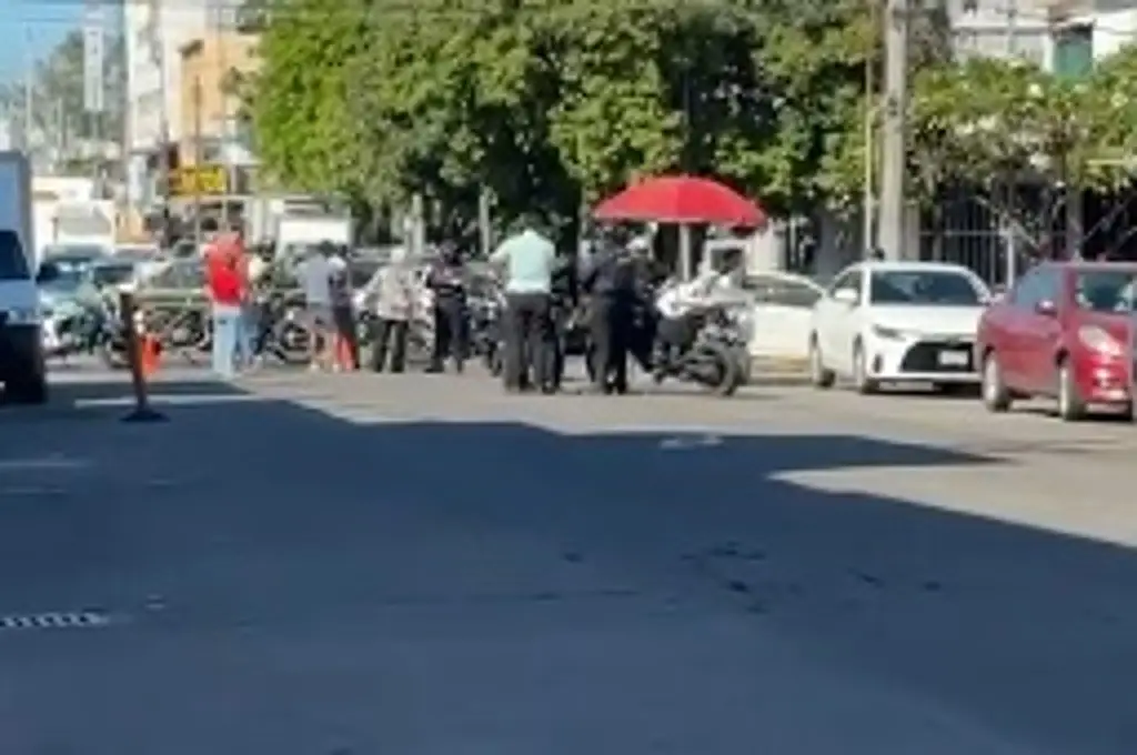 Imagen Vecinos bloquean la avenida Lafragua en Veracruz; es por esta razón 