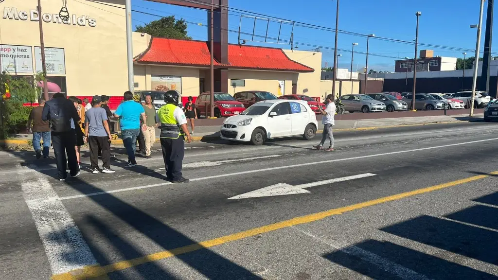 Imagen Retiran bloqueo de la avenida Cuauhtémoc en Veracruz 