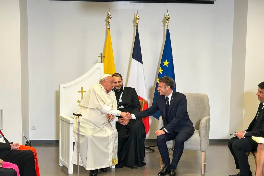 Imagen Macron y el papa Francisco hablan de Ucrania y Siria durante visita a Córcega