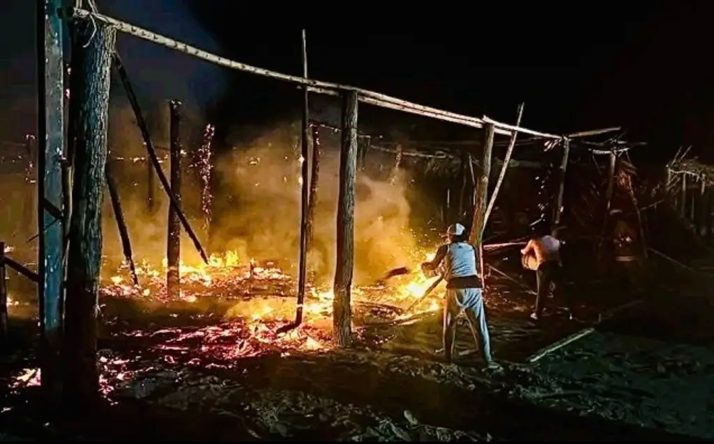 Imagen Incendio consume más de 60 palapas en playa de Veracruz