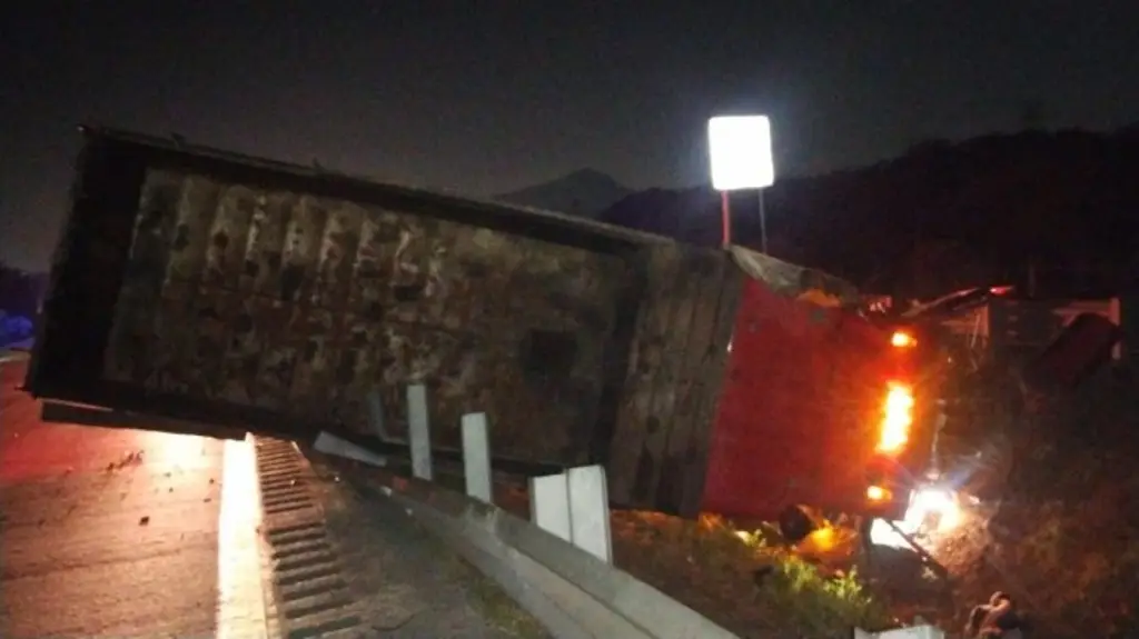 Imagen Volcadura de camión en la Autopista 150D Orizaba-Córdoba deja dos lesionados