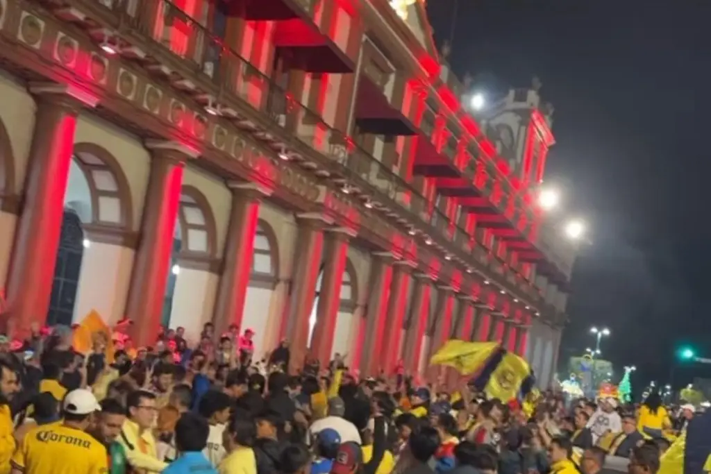 Imagen Le roban celular en plena celebración del América en Plaza Lerdo