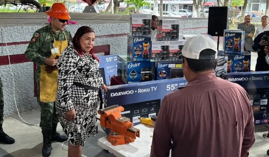 Imagen Ejército canjea armas por electrodomésticos al norte de Veracruz 