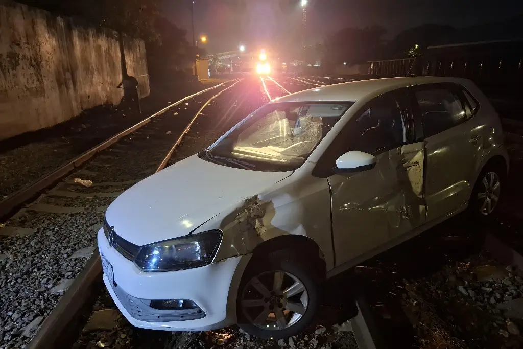 Imagen Tren arrastra a auto en Veracruz