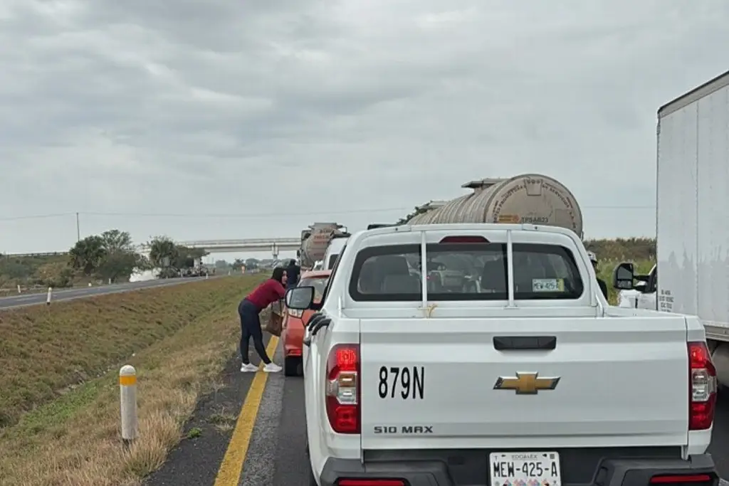 Imagen Choque múltiple provoca cierre total de circulación en autopista de Veracruz