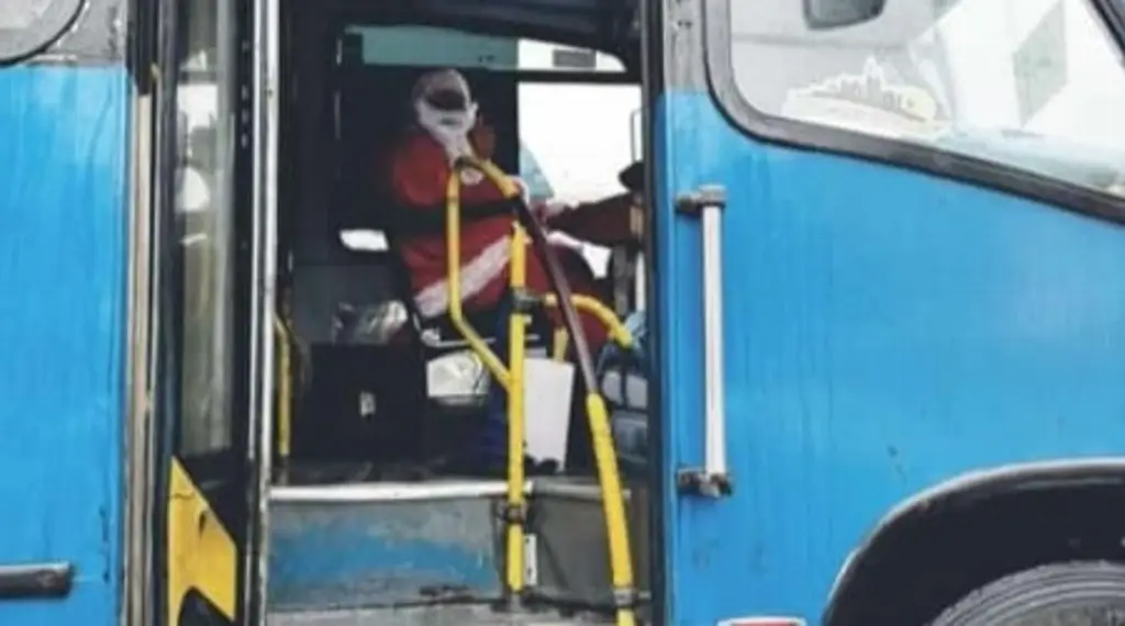 Imagen Hombre se disfraza de Santa Claus para manejar camión urbano en Veracruz 