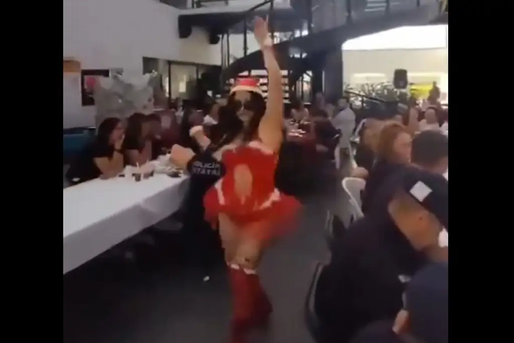 Imagen Festejan a policías de Veracruz en su posada con bailarina en poca ropa