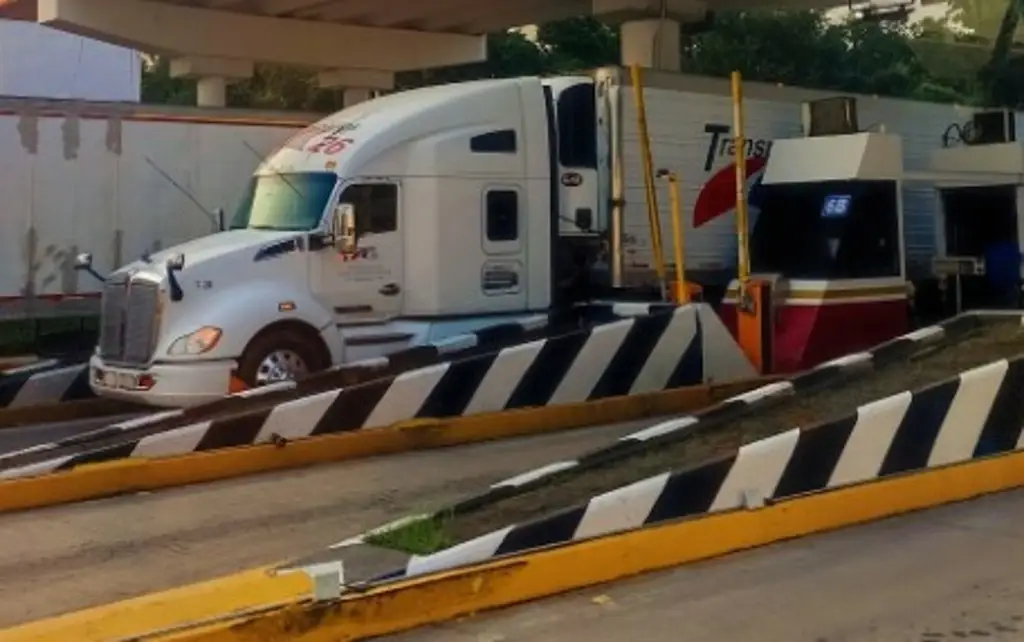 Imagen Se registran hasta 17 kilómetros de fila en autopista con dirección al puerto de Veracruz