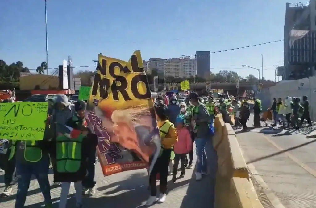 Imagen Cientos de migrantes protestan en Tijuana contra amenazas de Trump