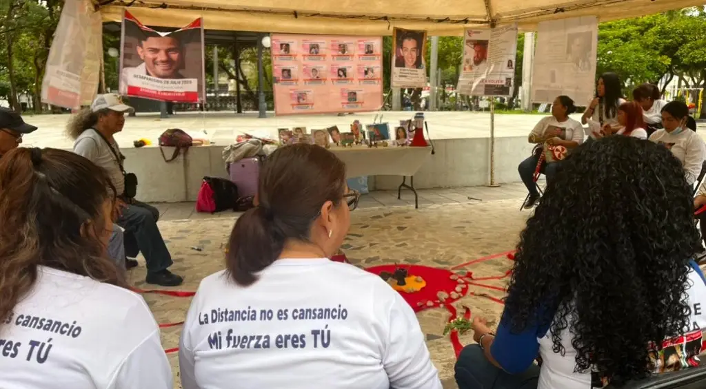 Imagen Colectivo Rastros de Amor colocan lonas y fotos de sus familiares desaparecidos en el Parque Zamora de Veracruz