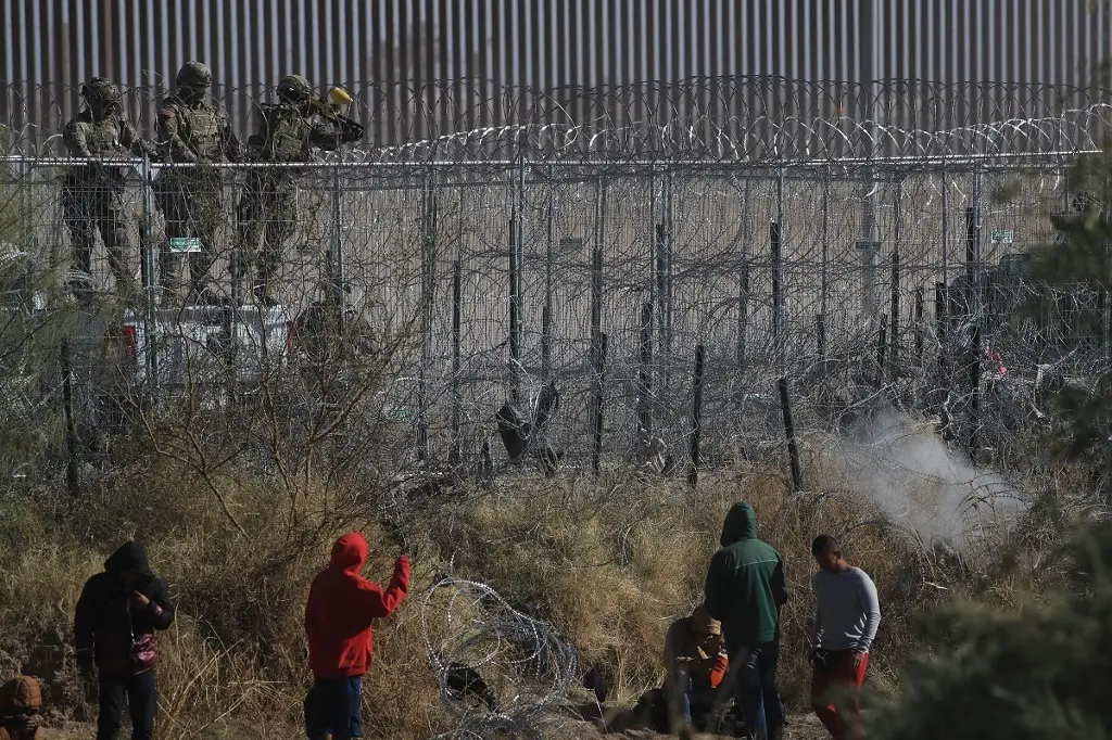 Imagen Agentes de EU disparan bolas de pimienta a migrantes en frontera con México