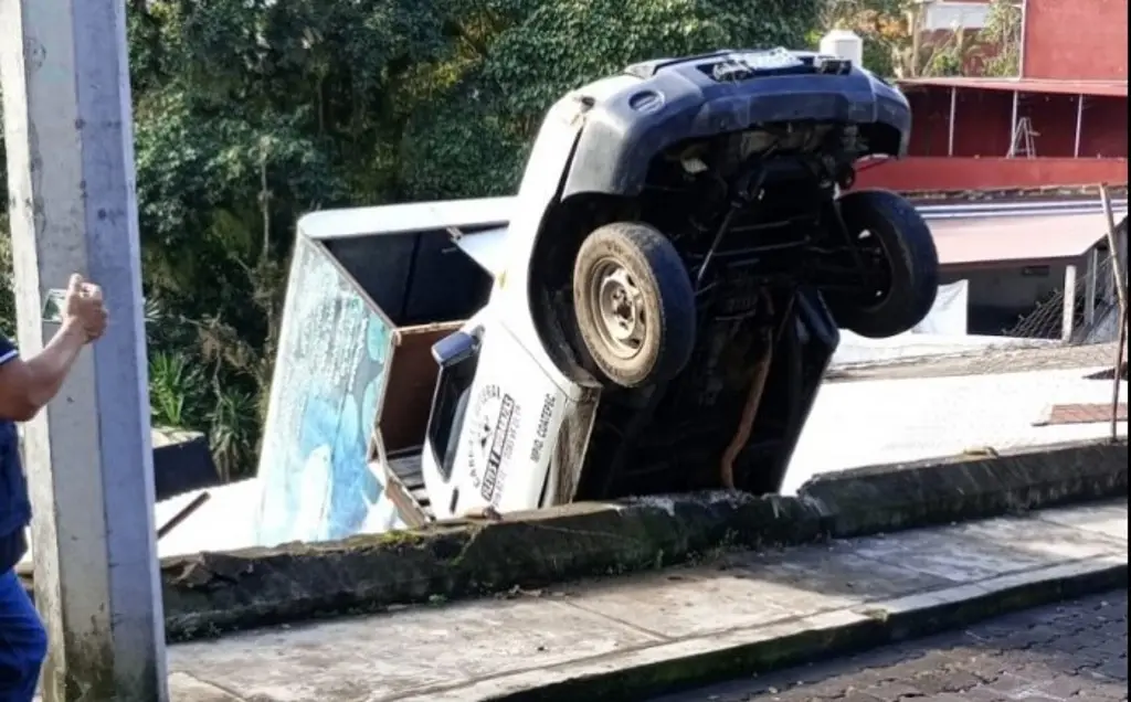 Imagen Mala maniobra deja camioneta colgando; chofer no podía salir 