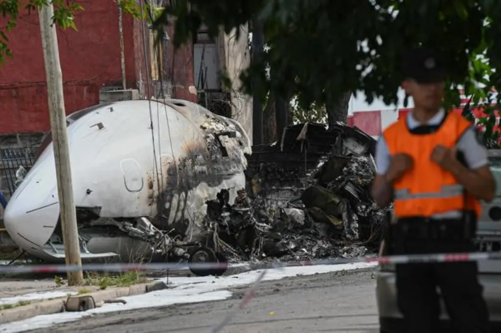 Imagen Choca avión privado contra una casa; hay dos muertos (+Video) 