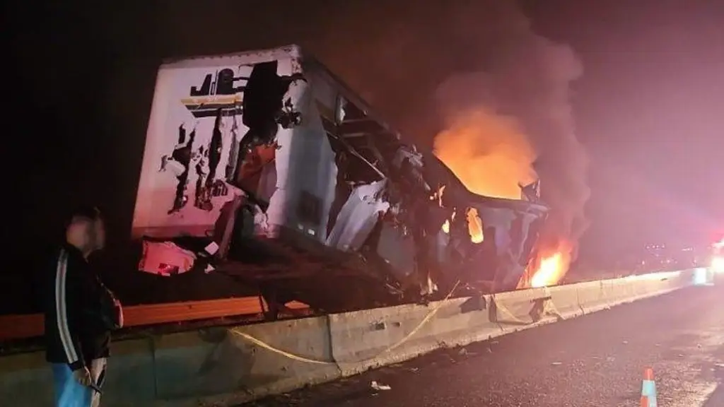 Imagen Cierre total en autopista de Veracruz por incendio de vehículo