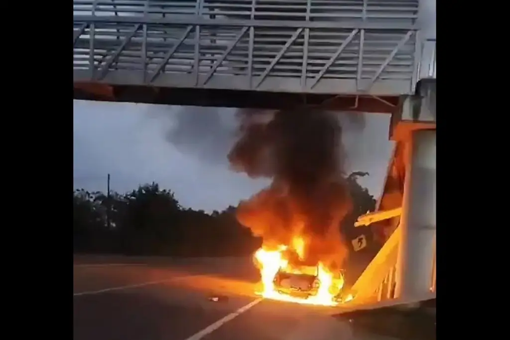 Imagen Reportan un vehículo incendiado en carretera de Villahermosa