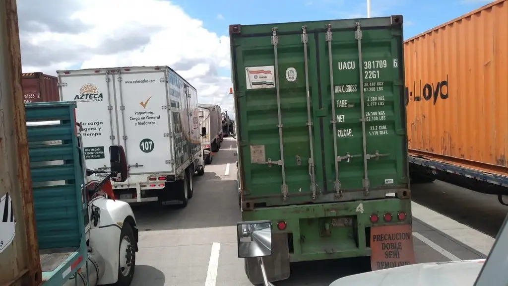 Imagen Reportan larga fila de autos en puente Santa Fe y una 