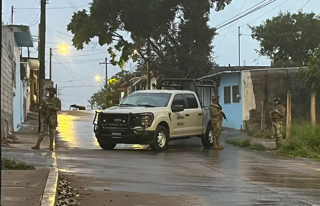 Imagen Realizan elementos de Marina fuerte operativo en colonia de Veracruz 