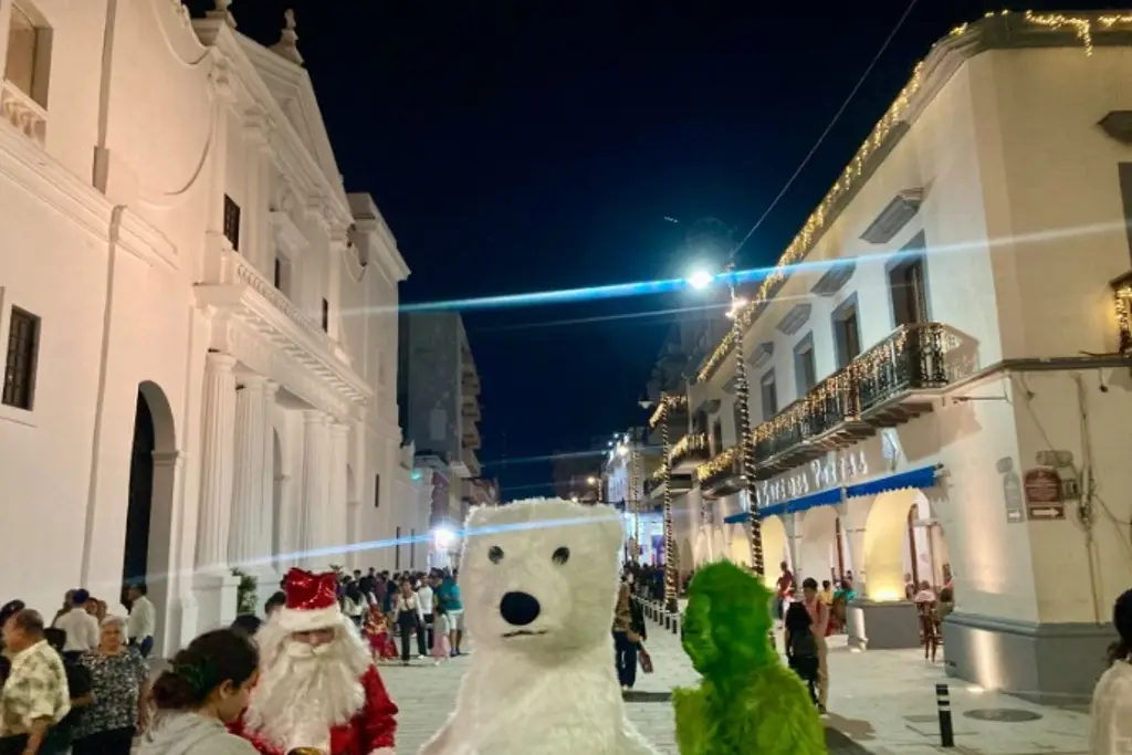 Imagen Navidad en centro histórico de Veracruz, con Santa, el Oso blanco y hasta el Grinch 