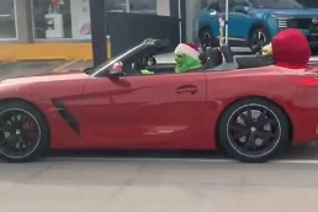 Imagen ¡Disfrazado de 'Grinch'! Captan a hombre manejando carro de lujo en Boca del Río 