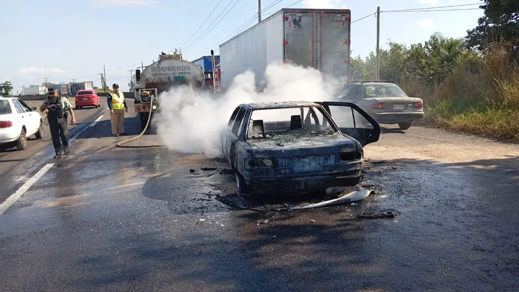 Imagen Incendio de vehículo en Paso del Toro; hay cierre parcial de carretera