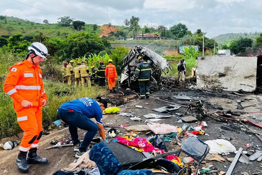 Imagen Choque de autobús y tracto camión deja al menos 37 muertos, en Brasil