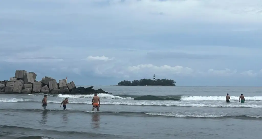 Imagen Desde temprano ya hay turistas disfrutando de las playas de Boca del Río