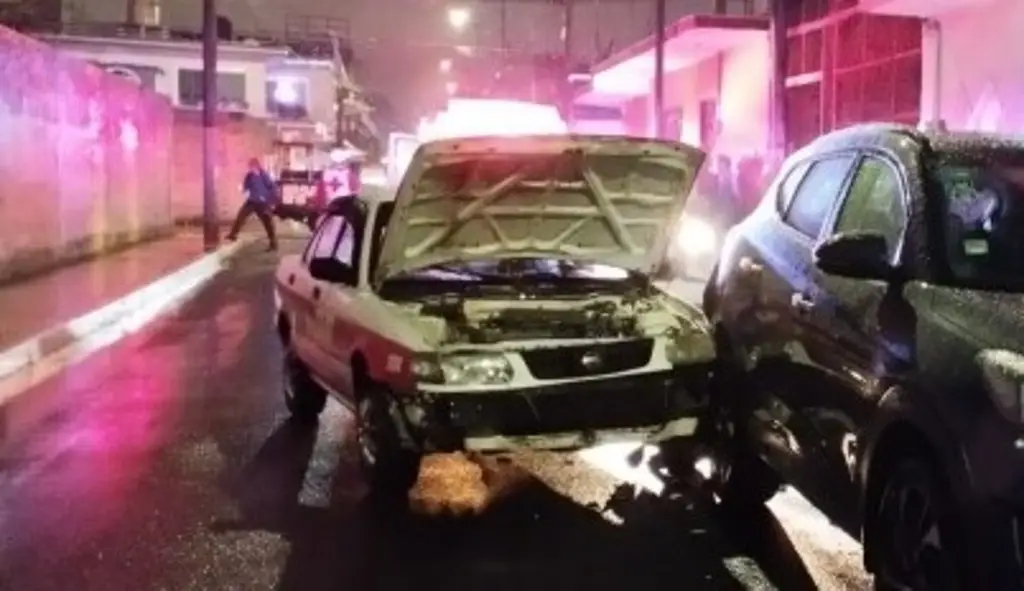 Imagen Accidente entre camioneta particular y taxi deja 4 lesionados 