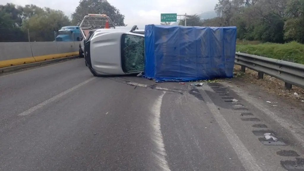 Imagen Se registra fuerte choque y volcadura en autopista de Veracruz 