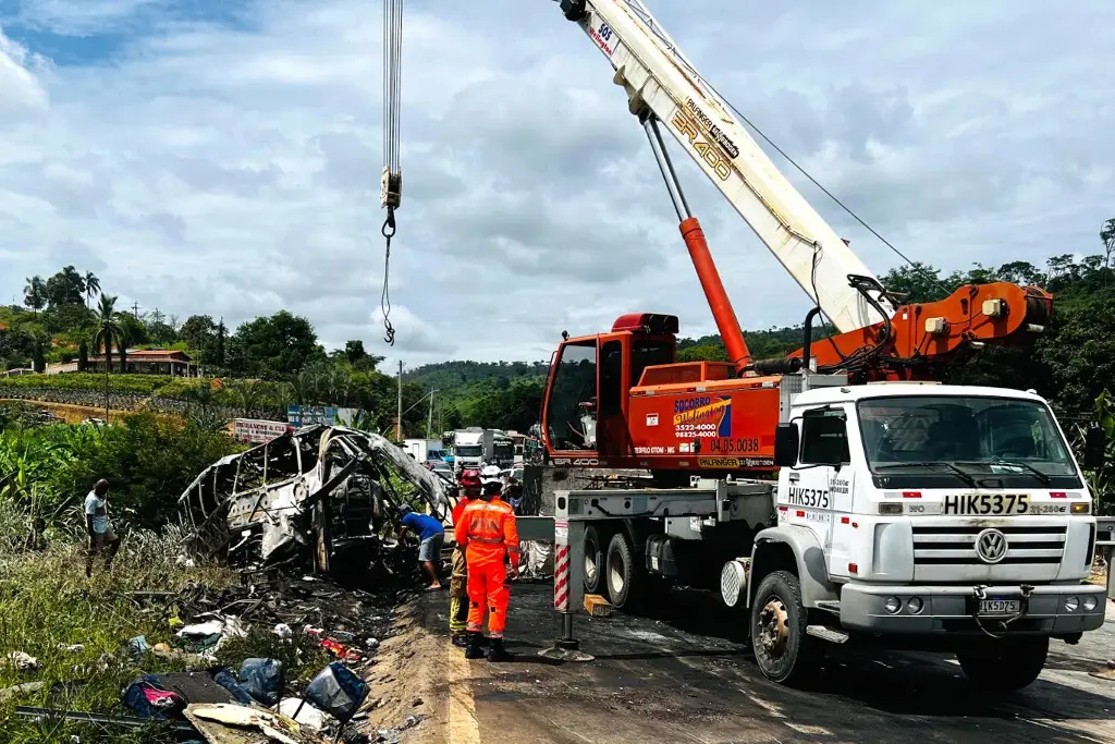 Imagen Suben a 41 los muertos por catastrófica carambola en  carretera de Brasil