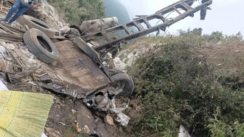 Imagen Camión de carga cae a barranco en autopista de Veracruz; reportan 2 muertos 