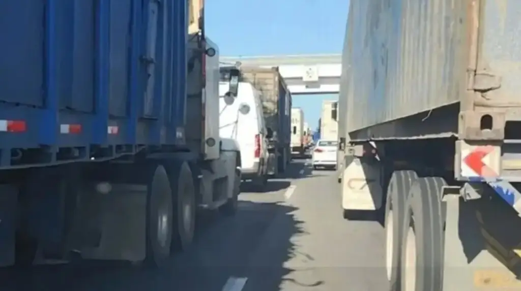 Imagen Reportan hasta 5 kilómetros de fila en autopista de Veracruz